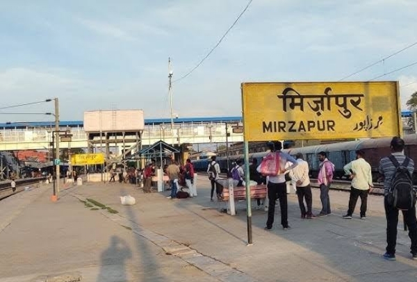 रेलवे स्टेशन मिर्जापुर।