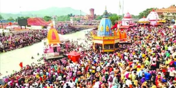 हरिद्वारे मकरसंक्रांतिपर्वणि श्रद्धालवः कृतवन्तः आस्थायाः स्नानम्