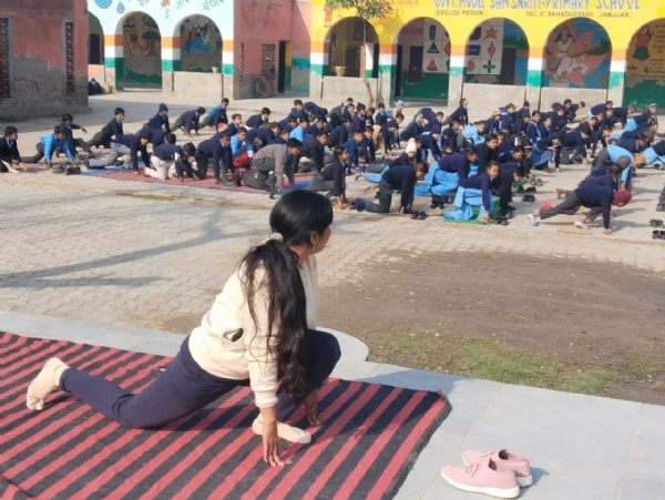 शनिवार झज्जर जिला के एक विद्यालय में सूर्य नमस्कार का अभ्यास करते विद्यार्थी।