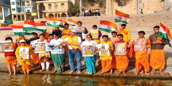 अयोध्यायां प्राण-प्रतिष्ठायाः प्रथम वर्षग्रन्थ्याः अवसरे नमामिगङ्गे इत्यनेन रामघट्टे कृतम् आरर्तिक्यम्