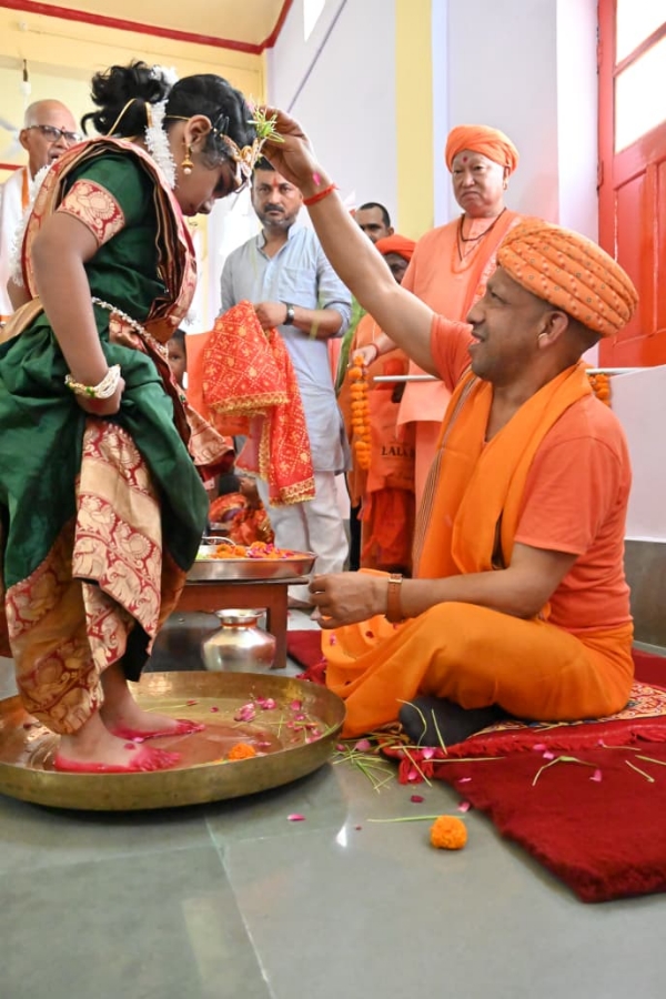 शारदीय नवरात्र की महानवमी को नौ दुर्गा स्वरूपा कुंवारी कन्याओं का पूजन किया गोरक्षपीठाधीश्वर ने*