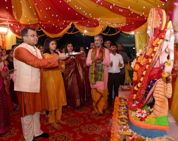 राजभवन में आरती करते भक्तगण