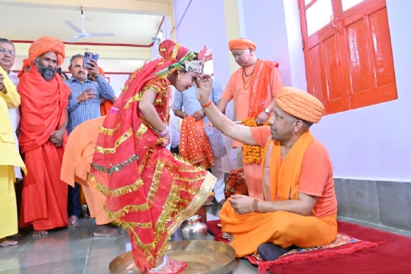 शारदीय नवरात्र की महानवमी को नौ दुर्गा स्वरूपा कुंवारी कन्याओं का पूजन किया गोरक्षपीठाधीश्वर ने*