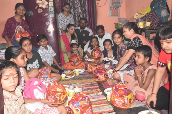 शारदीय नवरात्र की नवमी तिथि पर घरों में कन्या पूजन करते श्रद्धालु।