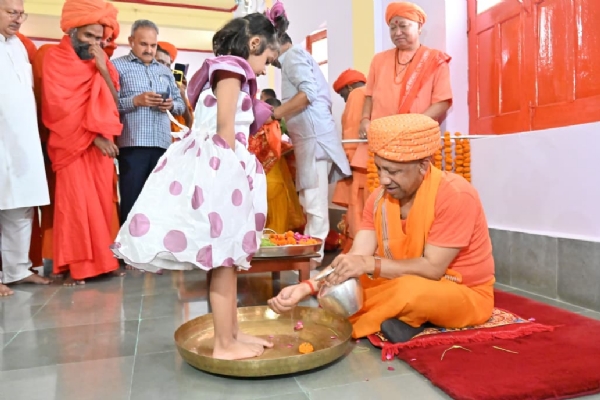 शारदीय नवरात्र की महानवमी को नौ दुर्गा स्वरूपा कुंवारी कन्याओं का पूजन किया गोरक्षपीठाधीश्वर ने*