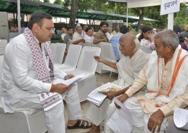 वरिष्ठ नागरिक परिवार ही नहीं, समाज और राष्ट्र की भी धरोहर