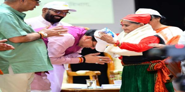 वरिष्ठनागरिकसमाजस्य स्तंभोऽस्ति : मुख्यमंत्री धामी