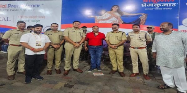 दुर्गापूजायाः सन्दर्भे वरिष्ठ-आरक्षकाधीक्षकः रात्रौ विलम्बेन पाण्डालानां निरीक्षणं कृतवान्