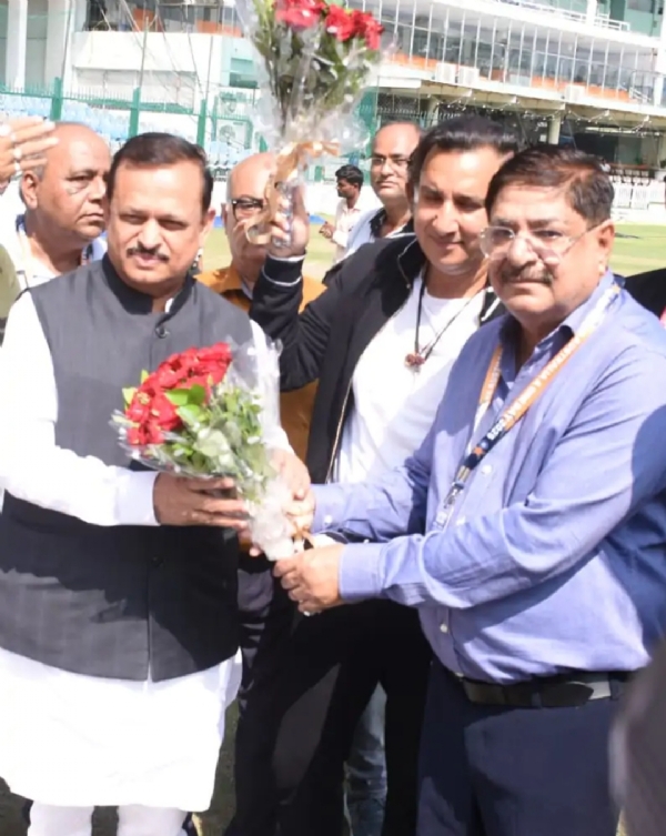 सांसद रमेश अवस्थी को पुष्पगुच्छ देते मैनेजमेंट का छायाचित्र
