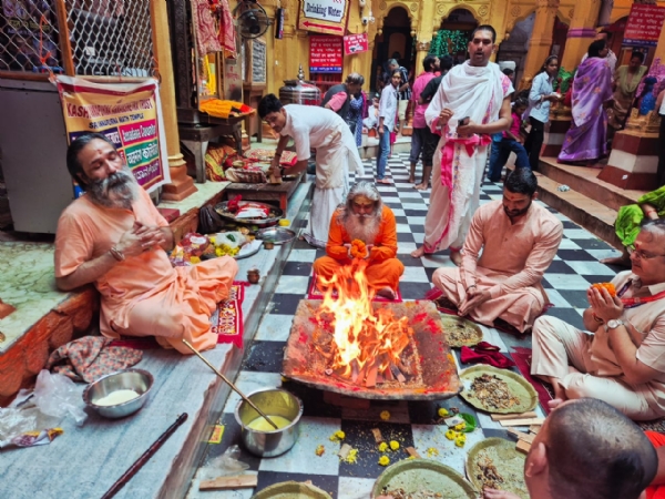 महानवमी तिथि पर कन्या पूजन में अनुष्ठान करते अन्नपूर्णा मंदिर के महंत