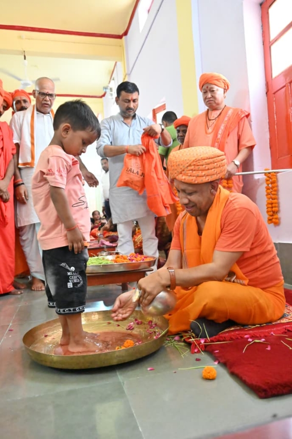 शारदीय नवरात्र की महानवमी को नौ दुर्गा स्वरूपा कुंवारी कन्याओं का पूजन किया गोरक्षपीठाधीश्वर ने*