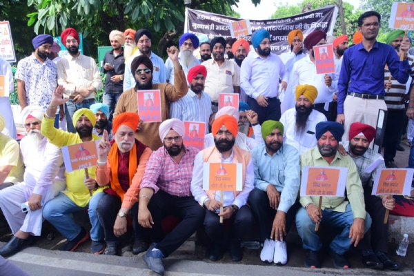 प्रदर्शन करते सिख समुदाय के लोग