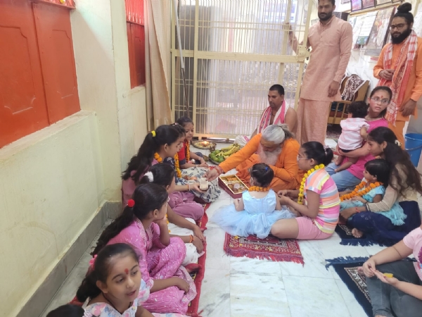 महानवमी तिथि पर कन्या पूजन में अनुष्ठान करते अन्नपूर्णा मंदिर के महंत