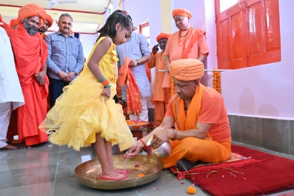 शारदीय नवरात्र की महानवमी को नौ दुर्गा स्वरूपा कुंवारी कन्याओं का पूजन किया गोरक्षपीठाधीश्वर ने*