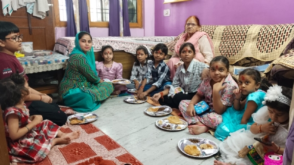 शारदीय नवरात्र की नवमी तिथि पर घरों में कन्या पूजन करते श्रद्धालु।