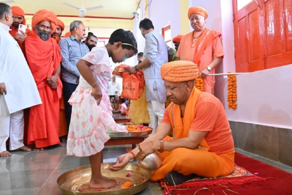 शारदीय नवरात्र की महानवमी को नौ दुर्गा स्वरूपा कुंवारी कन्याओं का पूजन किया गोरक्षपीठाधीश्वर ने*