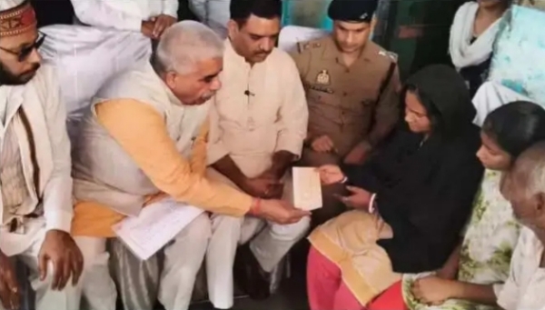 पीड़ित परिवार से मिलते मंत्री गण