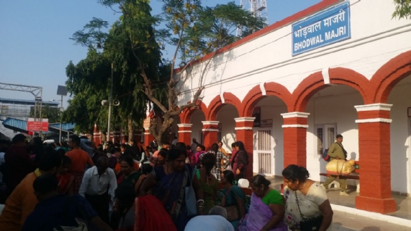 भोड़वाल माजरी रेलवे स्टेशन पर लगी श्रद्धालुओं की भीड़