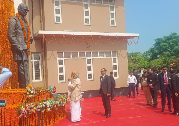 सारण की धरती पर उपराष्ट्रपति का आगमन, लोकनायक जयप्रकाश नारायण को दी श्रद्धांजलि