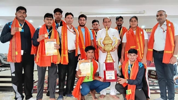 विजेता प्रतिभागी व प्रधानाचार्य