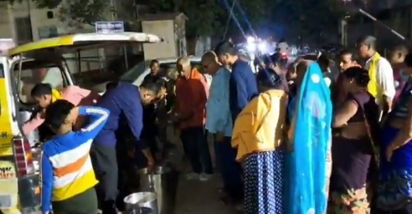 रोटी बैंक वैन से अस्पताल में भोजन का वितरण की तैयारी