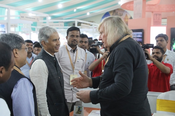 मुख्य सचिव अनुराग जैन ने मप्र ट्रैवल मार्ट में देश-विदेश के टूर ऑपरेटरों, होटल प्रतिनिधियों और निवेशकों से मुलाकात की