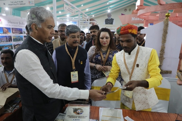 मुख्य सचिव अनुराग जैन ने मप्र ट्रैवल मार्ट में देश-विदेश के टूर ऑपरेटरों, होटल प्रतिनिधियों और निवेशकों से मुलाकात की