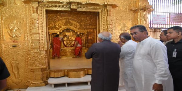 मुख्यमंत्री प्रसिद्ध तीर्थ क्षेत्रे महुड्यां भगवतो घंटाकर्णस्य अकरोत् दर्शन-पूजनम्