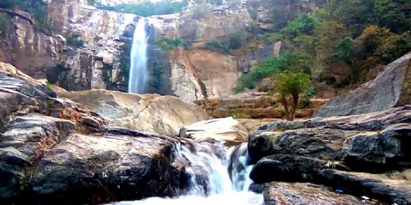 बलरामपुरस्य अवराझरिया प्राकृतिक सौंदर्यस्य आस्थायाः अद्भुतसंगमः