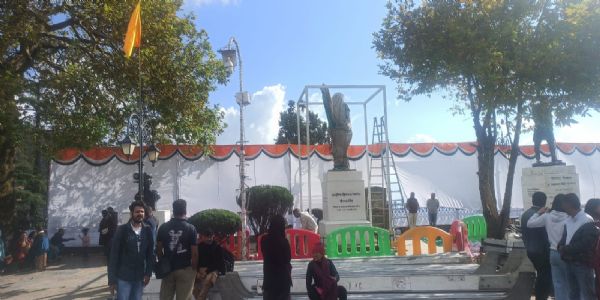 पूर्व मुख्यमंत्रिणो वीरभद्र सिंहस्य प्रतिमायाः अनावरण समारोहस्य सज्जा पूर्णा, सोनिया एवं प्रियंका उपस्थास्यतः