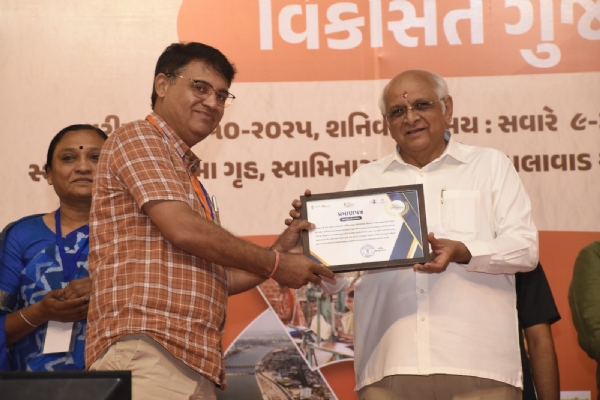 मुख्यमंत्री अवॉर्ड देते हुए