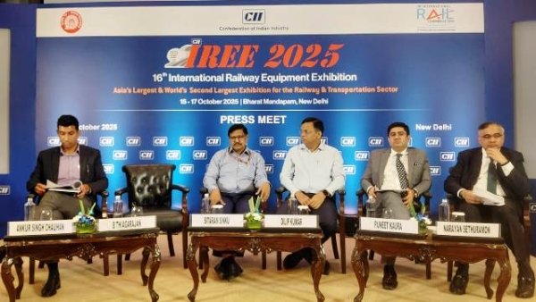 प्रेस मीट के दौरान रेलवे बोर्ड में कार्यकारी निदेशक (सूचना और प्रचार) दिलीप कुमार और सीआईआई के अधिकारी