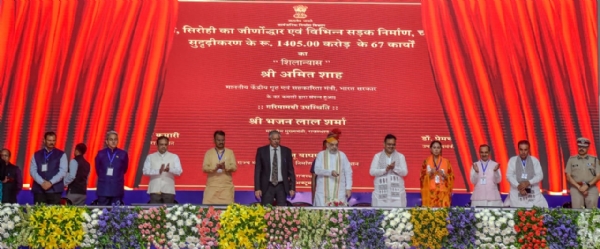केंद्रीय मंत्री अमित शाह और मुख्यमंत्री भजनलाल शर्मा मंच पर।