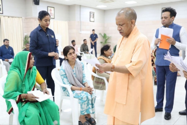 जनता की समस्याएं सुनते मुख्यमंत्री योगी आदित्यनाथ