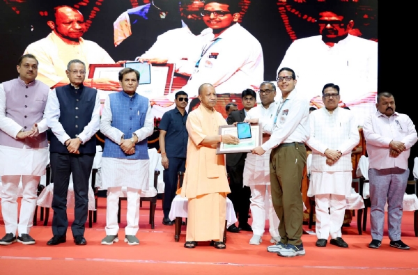 मंच में छात्र अमित को सम्मानित करते मुख्यमंत्री योगी आदित्यनाथ व अन्य का छायाचित्र