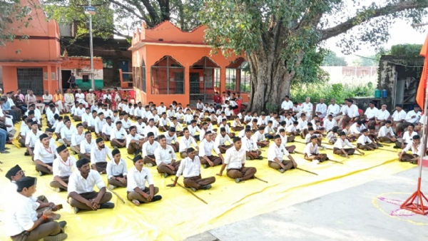 पथ संचलन की तैयारी करते स्वयंसेवक।