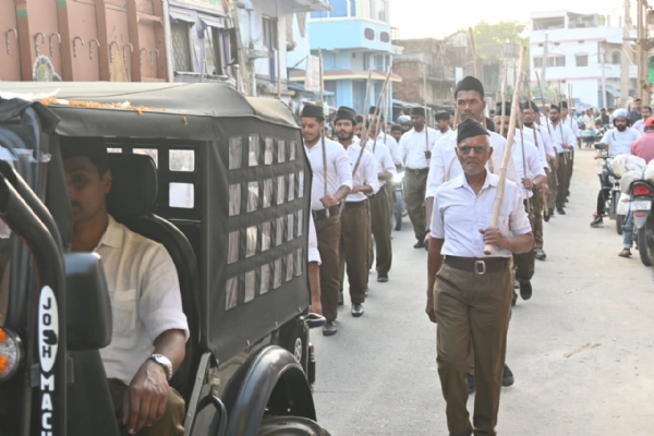शताब्दी वर्ष पर आरएसएस ने निकाला पथ संचलन