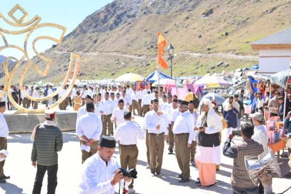 केदारनाथ में पथ संचलन के लिए जमा हाेते स्वयंसेवक।