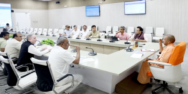 बैठक करते मुख्यमंत्री