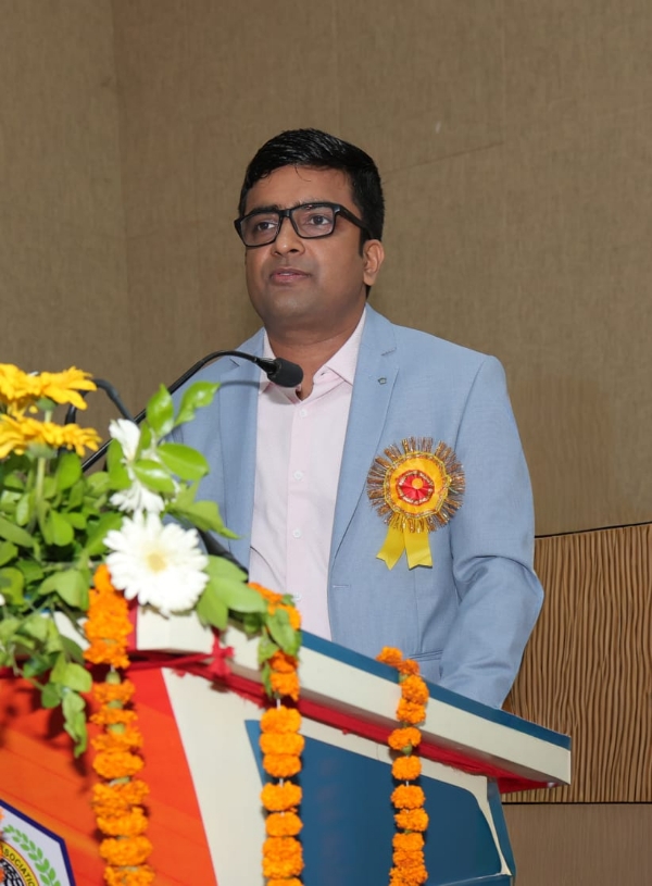 प्रयागराज के  प्रसिद्ध सर्जरी चिकित्सक डॉ संतोष सिंह का छाया चित्र