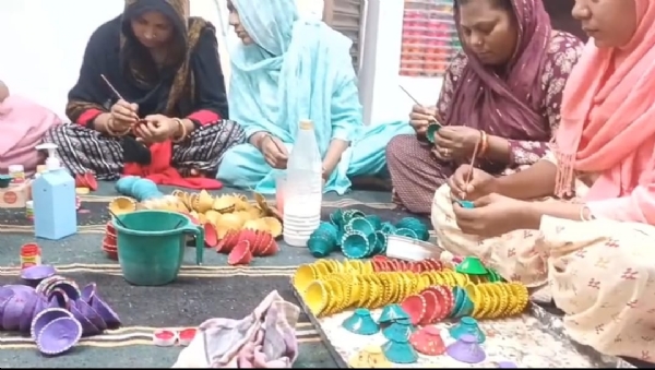मिल्की स्वयं सहायता समूह की मुस्लिम महिलाएं दिए बनाते हुए