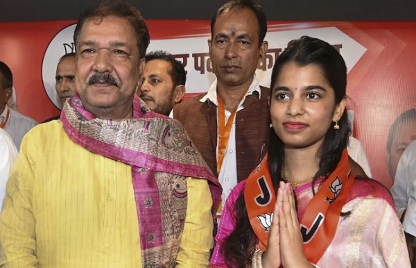 मैथिली ठाकुर प्रदेश भाजपा अध्यक दिलीप जयसवाल के साथ