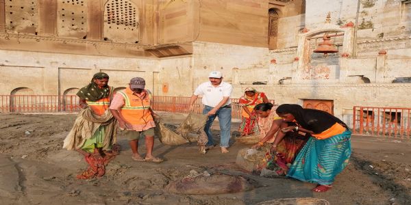 मोक्षतीर्थ मणिकर्णिकाघट्टे नमामि गंगे अचालयत् स्वच्छताभियानं,जर्मन्याः पर्यटकाः अपि सम्मिलिताः