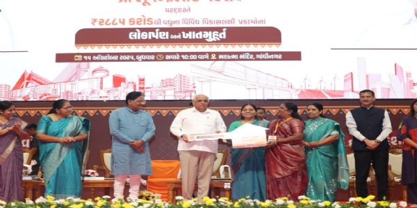 मुख्यमंत्री 2885 कोटिमितानां रुप्याणां विकास कार्याणाम् उद्घाटनं लोकार्पणं कृतवान्
