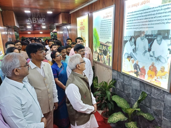 प्रदर्शनी का अवलोकन करते हुए मुख्य अतिथि के साथ अन्य।