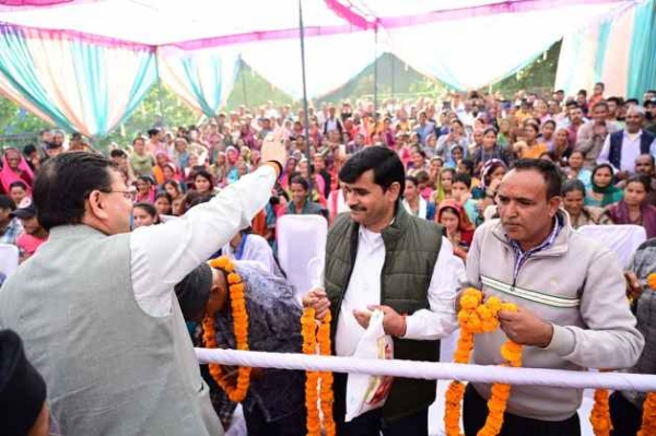 कुमांऊ क्षेत्र की एक जनसभा में लाेगाें का अभिवादन करते मुख्यमंत्री धामी।