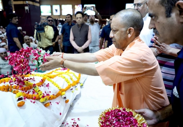 संत शिरोमणि साईं चांडूराम जी के अंतिम दर्शन के लिए पहुंचे सीएम याेगी