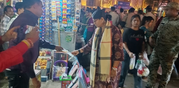 ग्वालियर कलेक्टर मार्केट में दीपावली का सामान खरीदते हुए