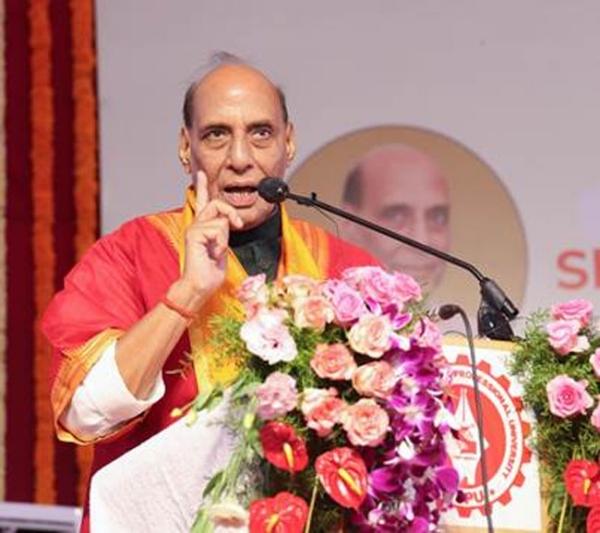 फोटो: पुणे में सिम्बायोसिस स्किल्स एंड प्रोफेशनल यूनिवर्सिटी के दीक्षांत समारोह को संबोधित करते हुए रक्षा मंत्री राजनाथ सिंह