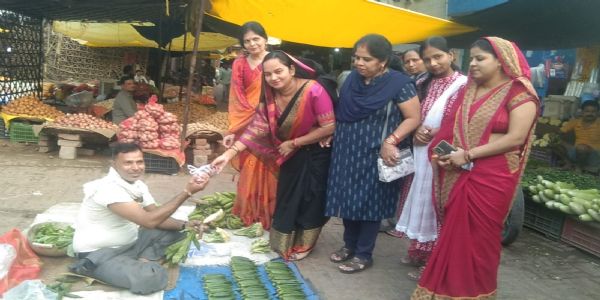 महिला शाखा निःशुल्कं वितरति गोमयेन मृत्तिकया निर्मितान् दीपान्